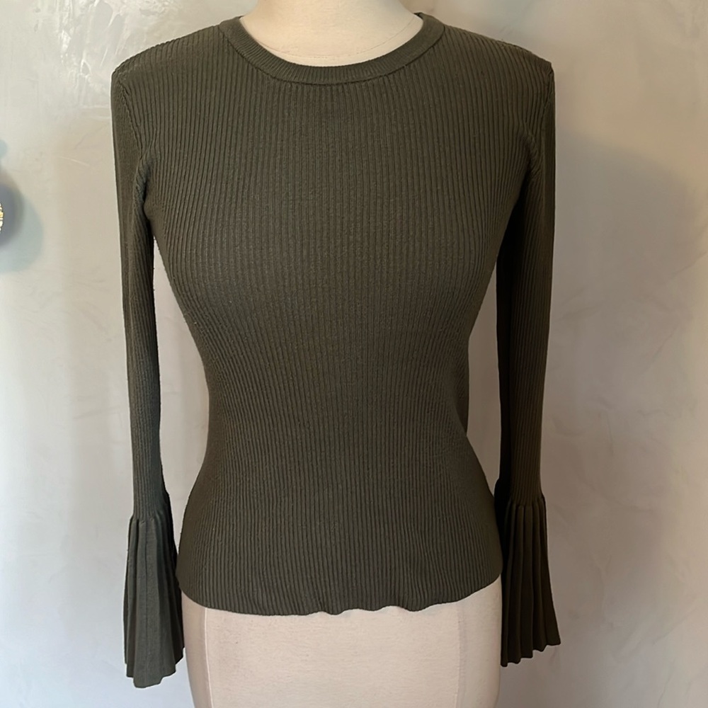 Marled Army Green sweater w/long sleeve & bell pleated cuffs Size Medium